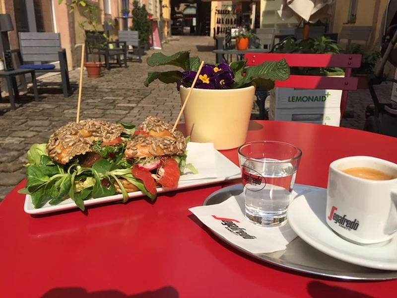 Cafe Leander Bagel Foto eines Bagels mit Kaffee, der im Cafe Leander Bamberg serviert wird.