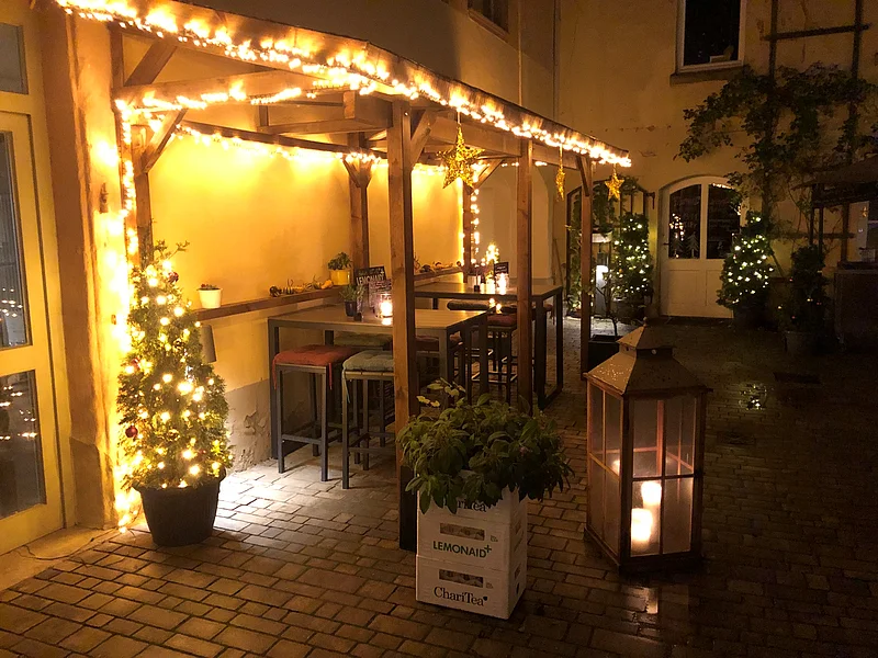 Café Leander Foto des Außenbereichs des Café Leander Bamberg in weihnachtlicher Beleuchtung.