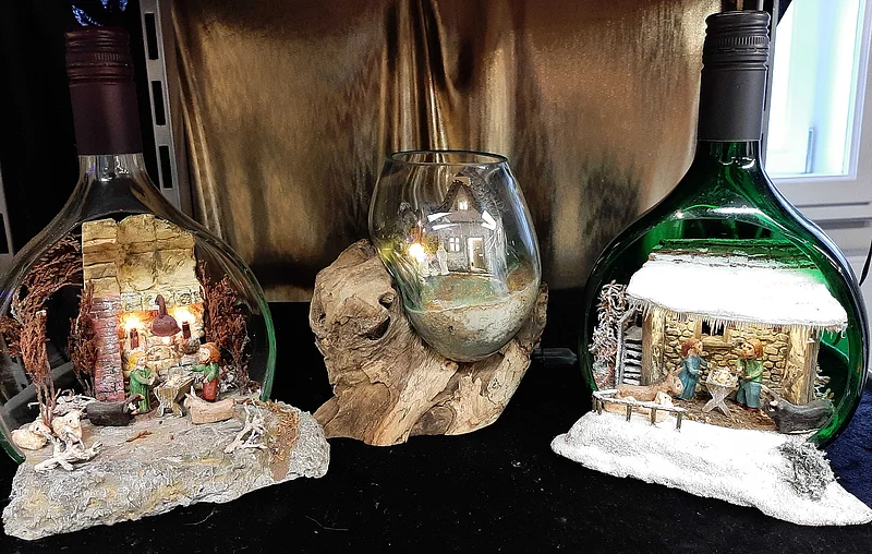 Weihnachtskrippen befinden sich in drei Glasflaschen