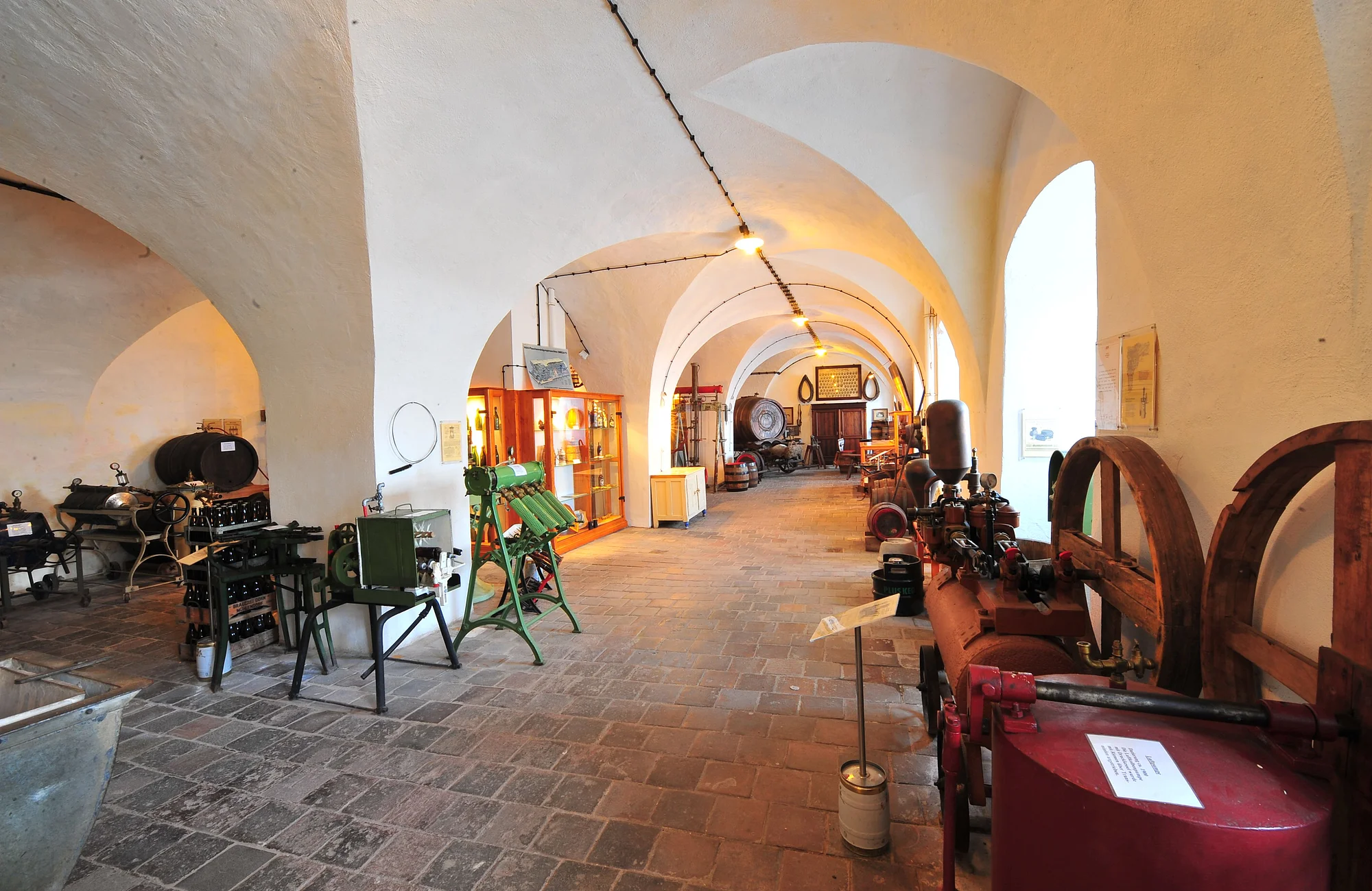 Fränkisches Brauereimuseum in der Bierstadt Bamberg e.V. Sammlung historischer Gerätschaften rund ums Bierbrauen und Dokumentation des Produktionsprozesses von der Malzherstellung bis zum fertigen Bier.