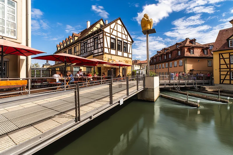 Frühstücken in der Morgensonne mit Blick auf den traumhaften Hainpark und die Skulptur von Jaume Plensa