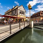 Frühstücken in der Morgensonne mit Blick auf den traumhaften Hainpark und die Skulptur von Jaume Plensa
