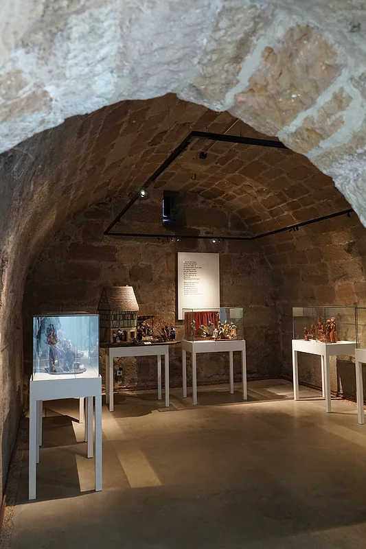 Im Gewölbekeller werden zudem passende Sonderausstellungen, zum Beispiel von Krippenfreunden und Kunsthandwerkern aus der Gegend, regelmäßig geplant.