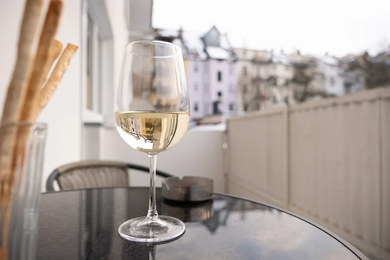 Balkon der Ferienwohnung in Bamberg mit Sitzmöglichkeit und ruhiger Lage. Perfekt für entspannte Abende nach einem Aufenthalt in der historischen Altstadt von Bamberg.