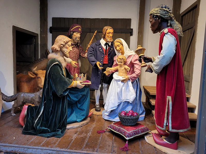 Krippenszene "Anbetung durch die Drei Könige" in der Großkrippe am Weihnachtsmarkt Bamberg