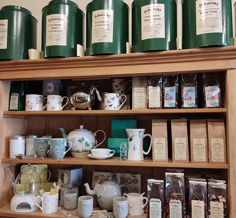 Ein eingeräumtes Regal im Teehaus Scharnke Bamberg.
