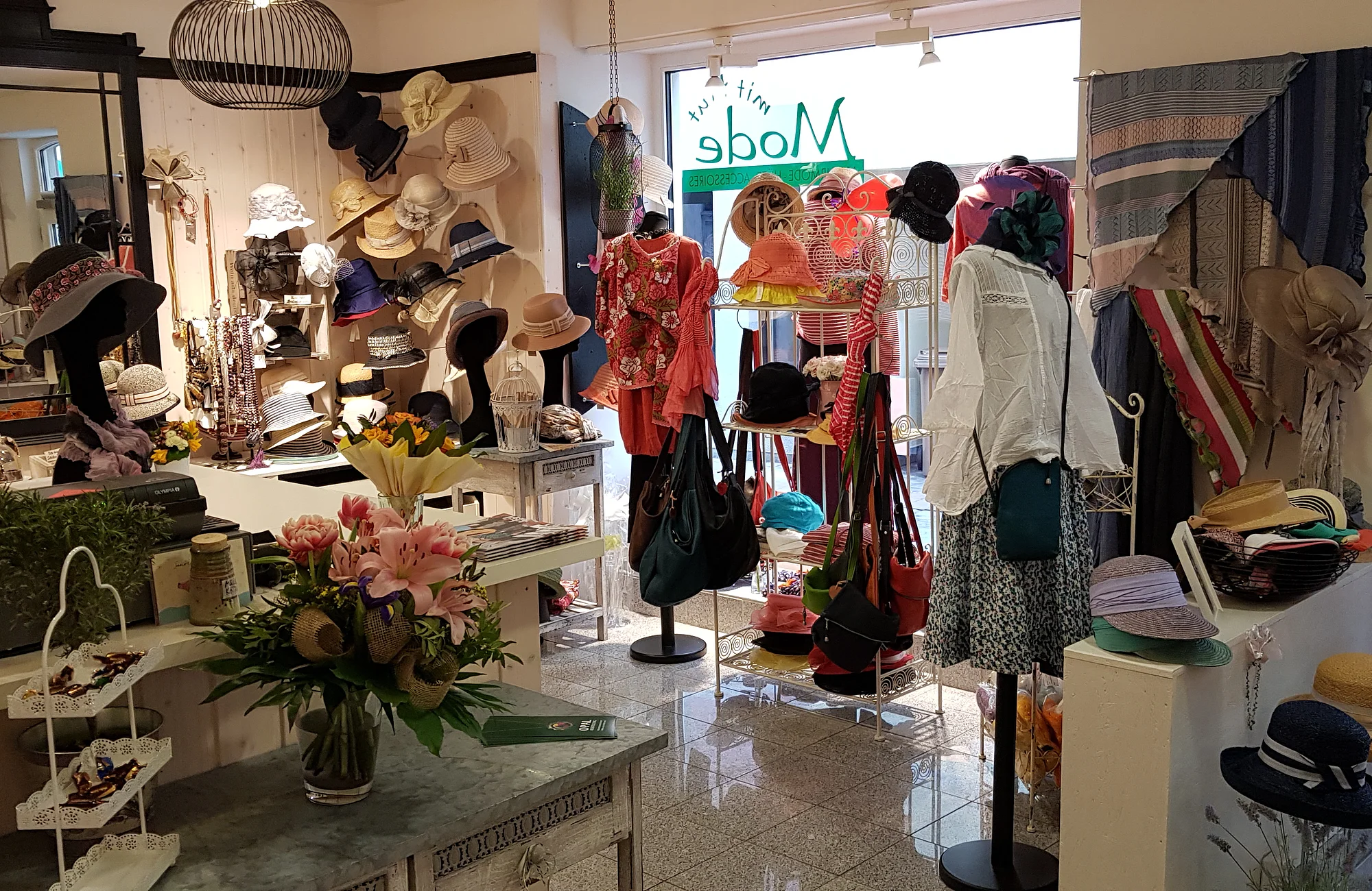 Der Laden "Mode mit Hut" präsentiert außergewöhnliche Mode mit passenden Kopfbedeckungen