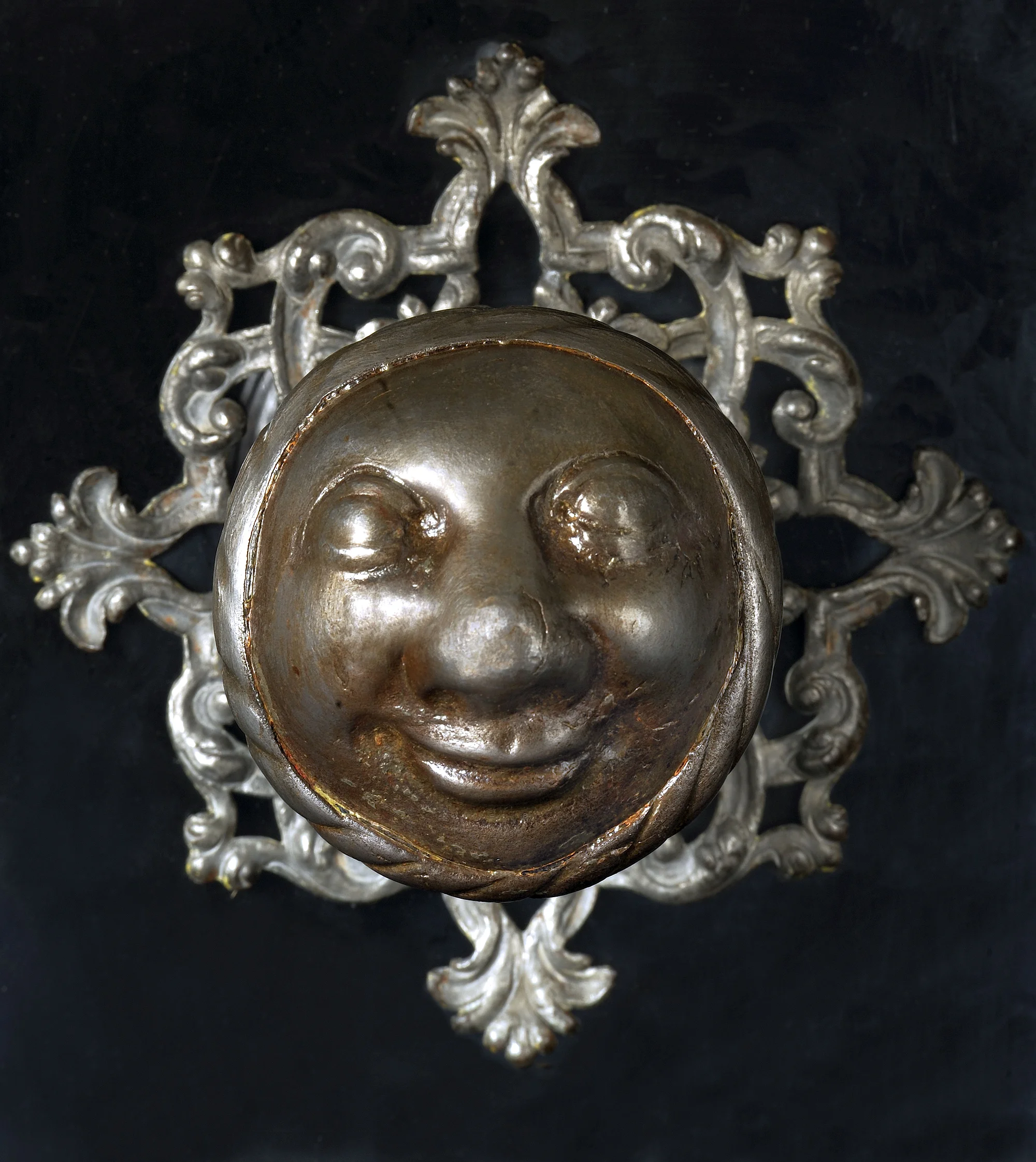 Das Apfelweibla - Originaltürknauf in der Ausstellung "Märchenhafte Verwandlungen" Das Apfelweibla - Originaltürknauf in der Ausstellung "Märchenhafte Verwandlungen - Das Apfelweibla im Werk von E.T.A. Hoffmann" ein Teil der Dauerausstellung im Historischen Museum Bamberg