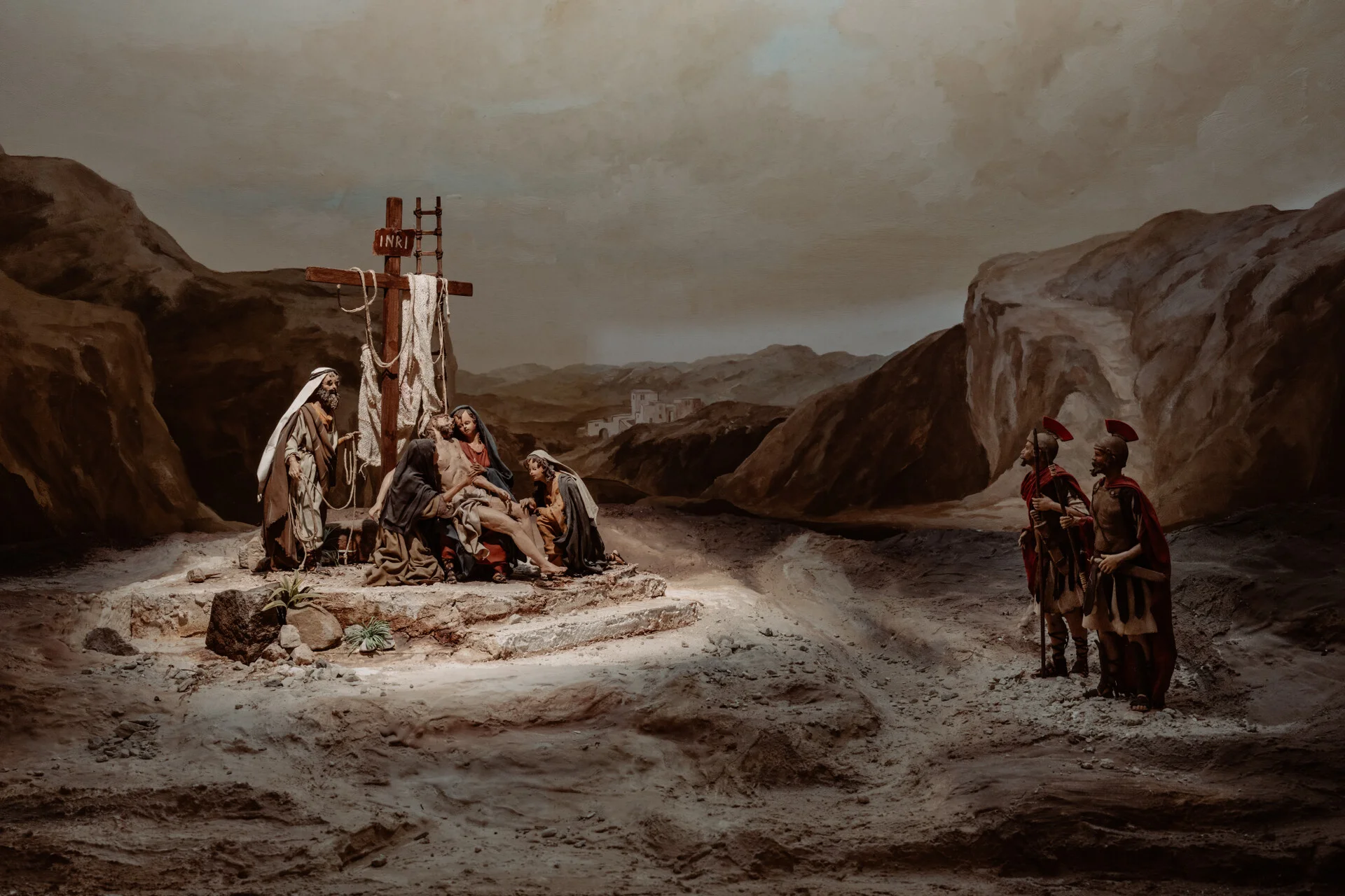 Passionskrippenausstellung in der Maternkapelle 2026 Jesus wird vom Kreuz genommen