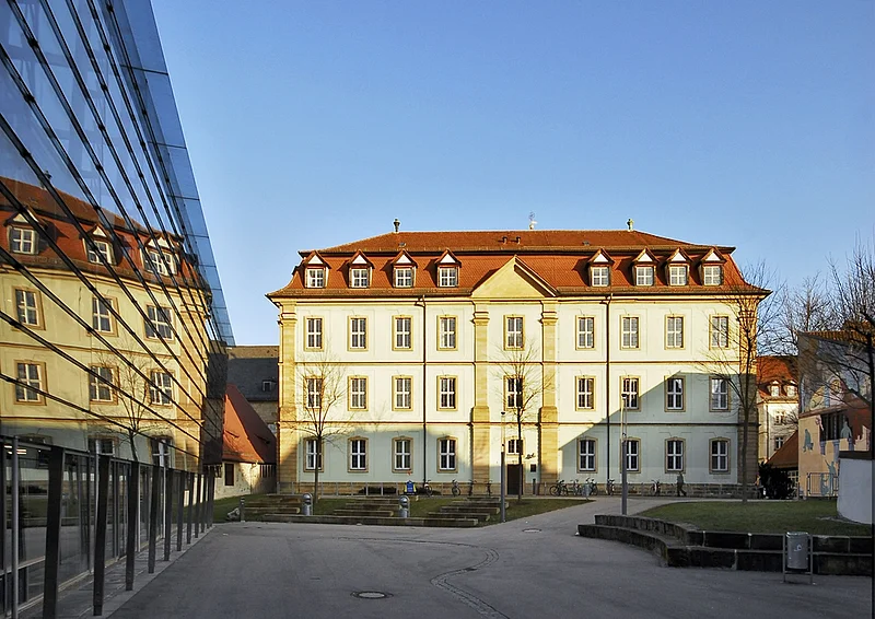 Gebäude „An der Universität 5“, Westseite