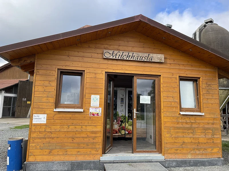 Startpunkt ist das charmante „Milchhäusla“, wo ein Regiomat neben frischer Milch auch leckeres Eis und weitere regionale Köstlichkeiten bereithält.
