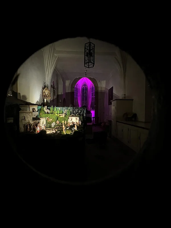 Blick durch das Guckloch zur Krippe in der Kunigundenkapelle
