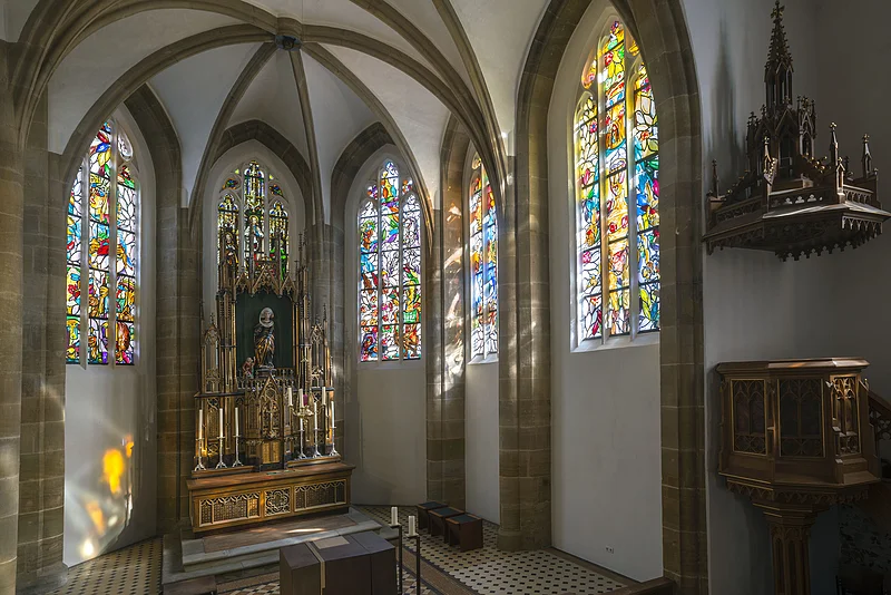 Thema der Fensterentwürfe von Markus Lüpertz sind Szenen aus dem Leben der heiligen Elisabeth, verbunden mit den sieben Werken der Barmherzigkeit aus der Bibel.