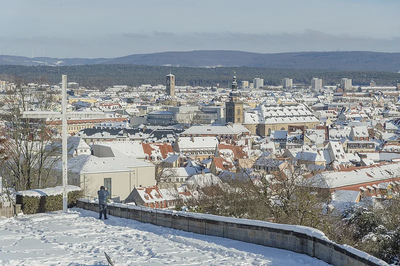 Blick über Bamberg vom Ostplateau auf dem Michaelsberg aus im Schnee