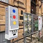 Der Poesieautomat am Internationalen Künstlerhaus Villa Concordia in Bamberg ist frei zugänglich und erfreut gegen 50 Cent jeden mit einem Gedicht.