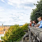 Vom Rosengarten der Neuen Residenz in Bamberg hast du einen traumhaften Blick über die Dächer des UNESCO-Welterbes.
