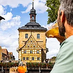Mit einem atembraubenden Blick auf das Bamberger Rathaus kann auf der Terrasse des Bamberger Lokals Henrii ein köstliches Menü genossen werden.