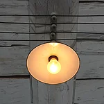 Eine alte, leuchtende Lampe an der Decke des Gärtner- und Häckermuseums