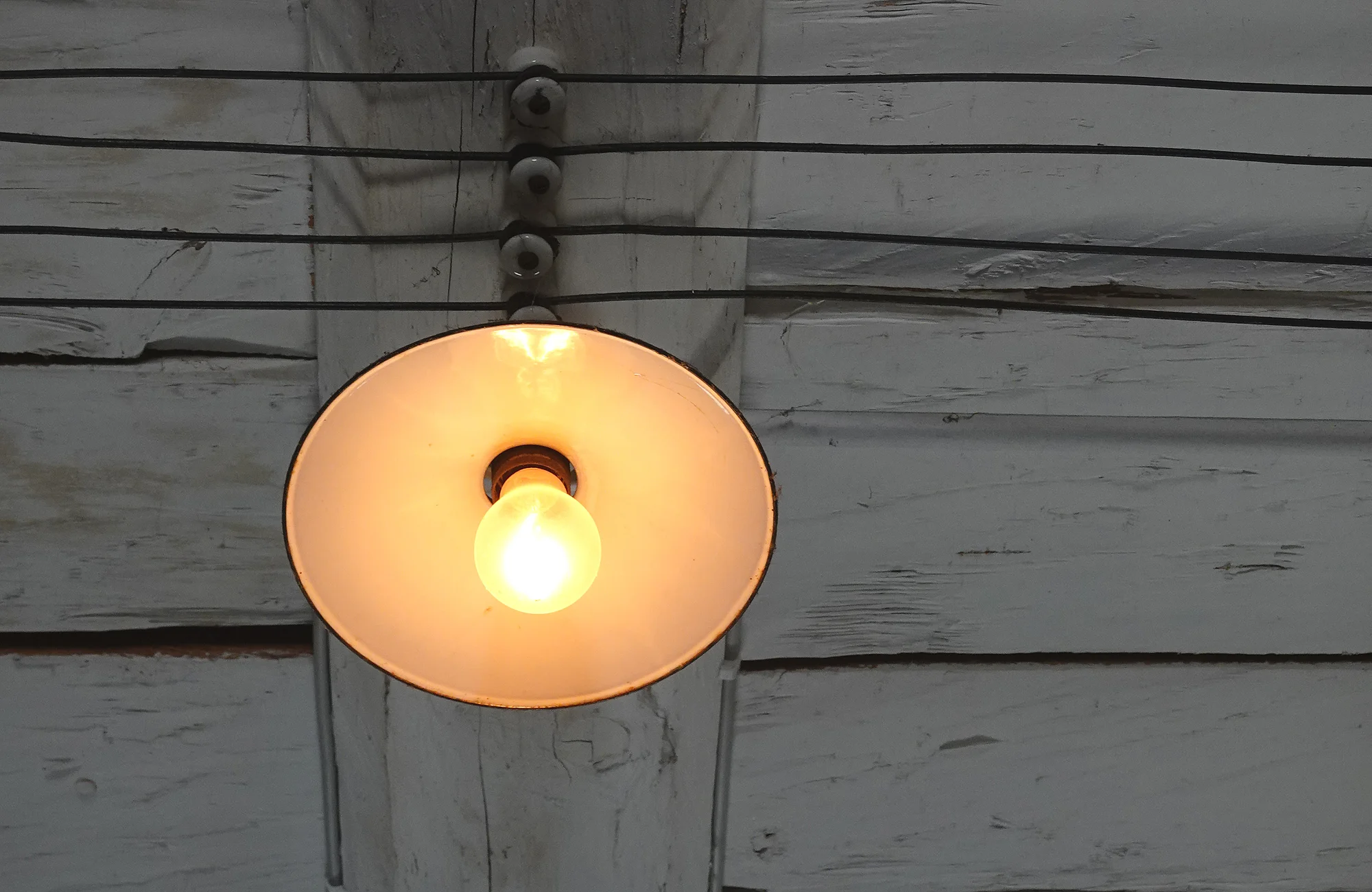 Eine alte, leuchtende Lampe an der Decke des Gärtner- und Häckermuseums