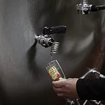 Das berühmte Bamberger Rauchbier wird direkt vom Stahltank gezwickelt, d.h. mit einem kleinen Probierglas verkostet.
