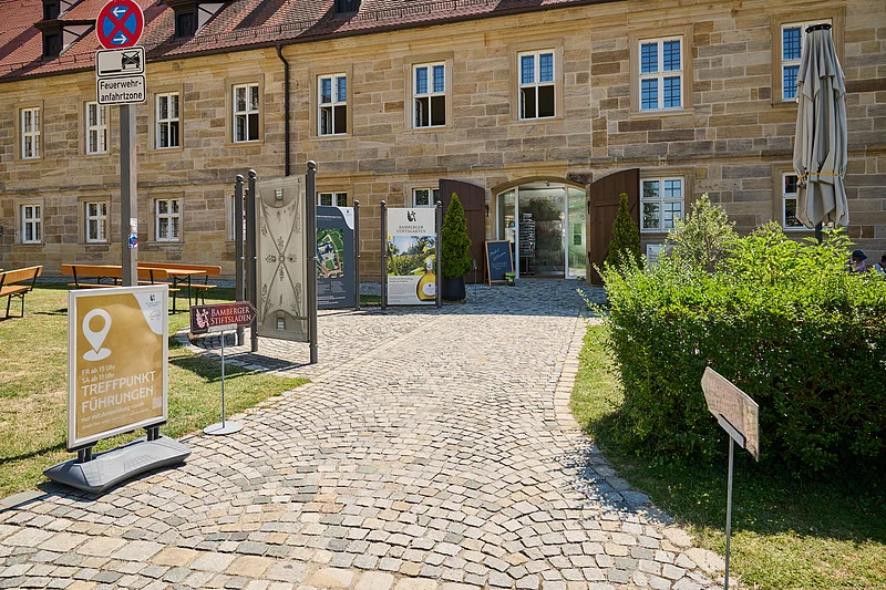 Eingang zum Stiftsladen am Michaelsberg