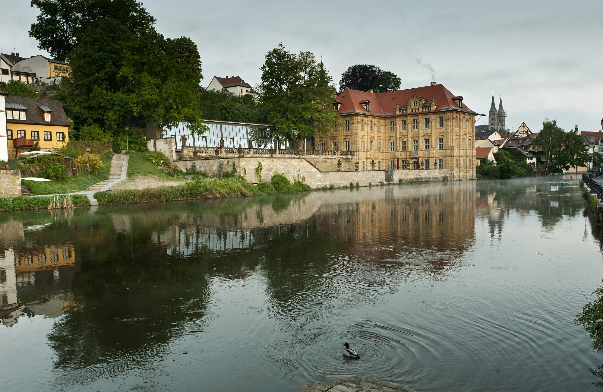 Am Mühlwörth mit Blick auf das internationale Künstlerhaus Villa Concordia.